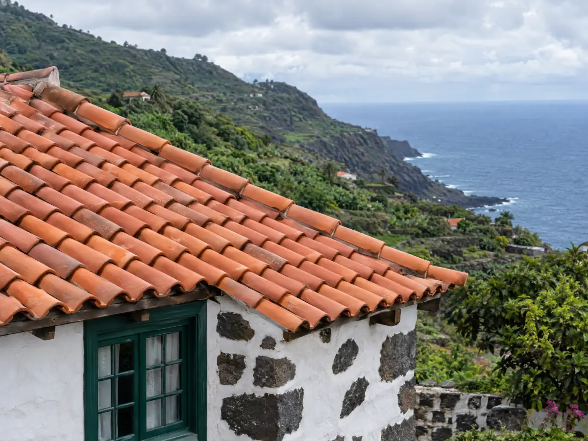 Cubierta de teja nueva en una casa tradicional del norte de Tenerife