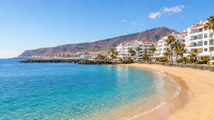 Costa de Los Cristianos, en Arona, con complejos de apartamentos frente a la playa