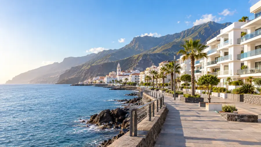 Frente marítimo de Candelaria con edificios blancos y paseo junto al mar