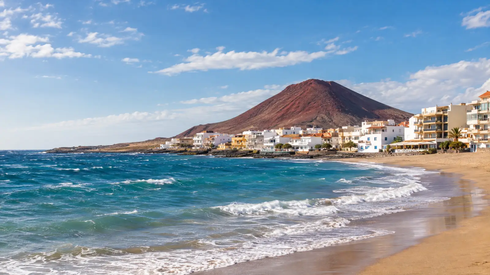 El Médano, en Granadilla de Abona, con casas blancas junto a la playa y Montaña Roja (recreación ilustrativa)