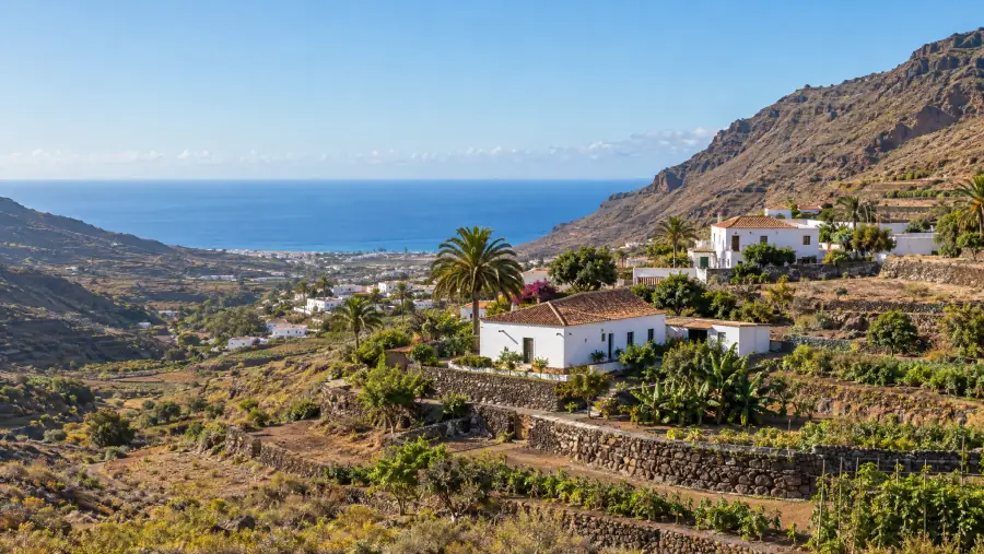 Viviendas unifamiliares en el valle de Güímar con el mar al fondo