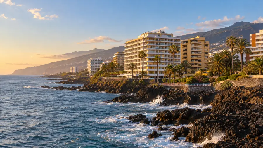 Frente marítimo de Puerto de la Cruz con edificios de los setenta y rocas volcánicas