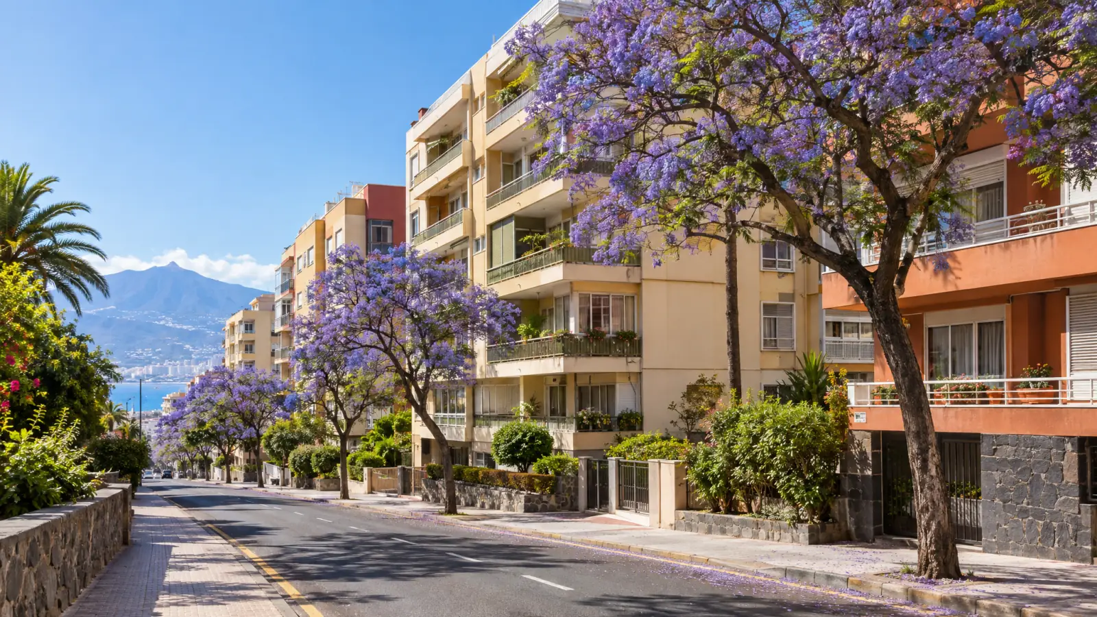 Calle residencial de Santa Cruz de Tenerife con edificios de los sesenta y setenta y jacarandas (recreación ilustrativa)