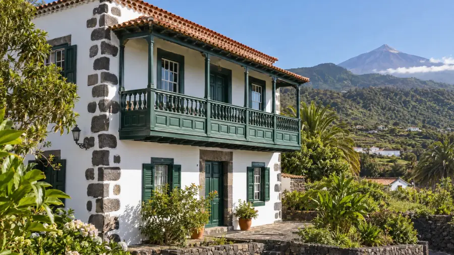 Casa tradicional canaria restaurada en el norte de Tenerife, con balcón de madera y el Teide al fondo