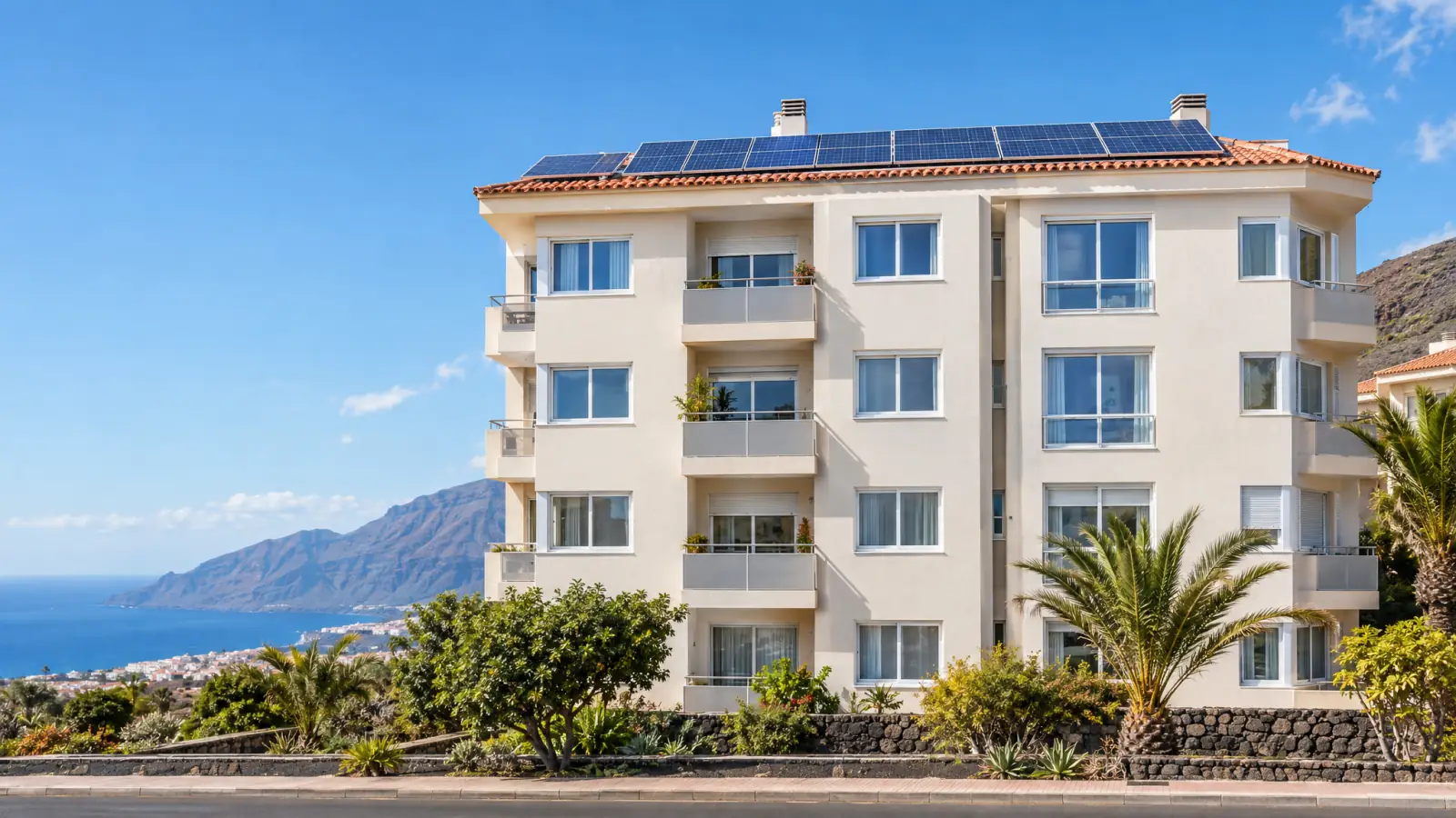 Edificio residencial en Tenerife tras la rehabilitación energética, con fachada aislada y placas solares (recreación ilustrativa)