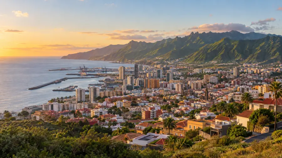 Barrios de Santa Cruz de Tenerife y La Laguna con el macizo de Anaga y el puerto
